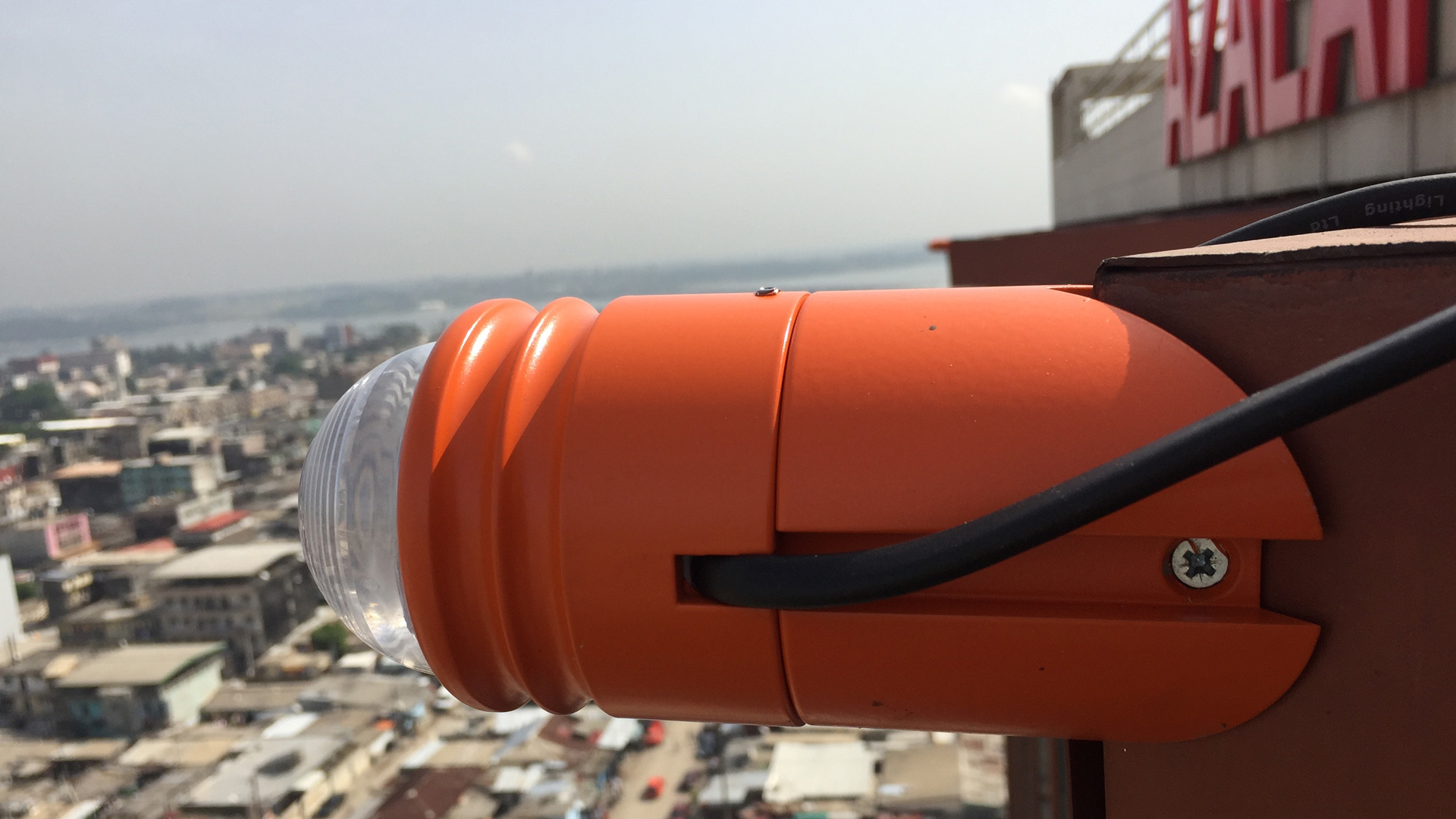 MaxiLED Focal Facade fixture on the Azalai Hotel steel edging, Abidjan skyline behind