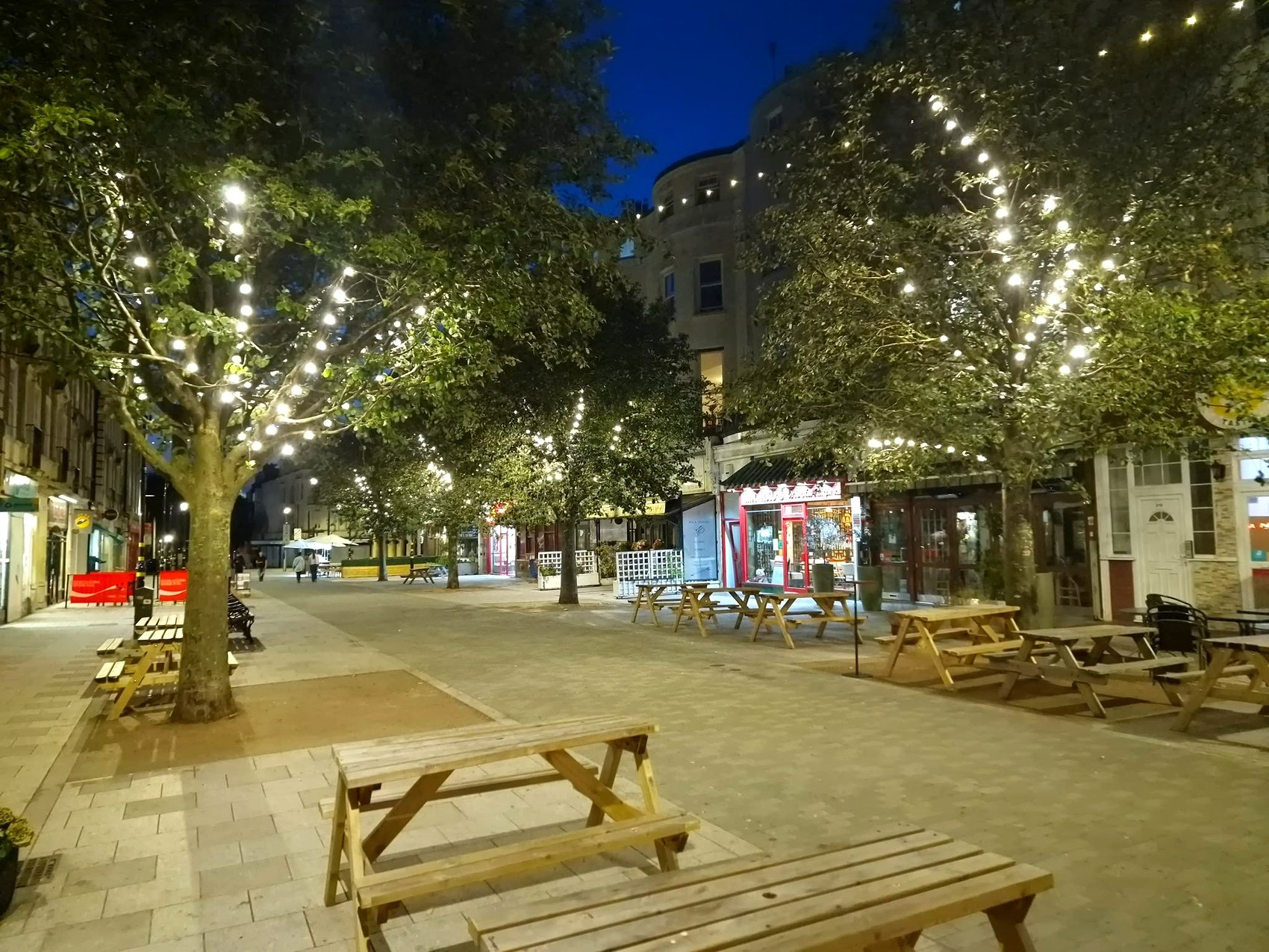 MaxiRGBW held on a single warm-white scene under the MaxiBATCAP festoon — Victoria Place, Eastbourne