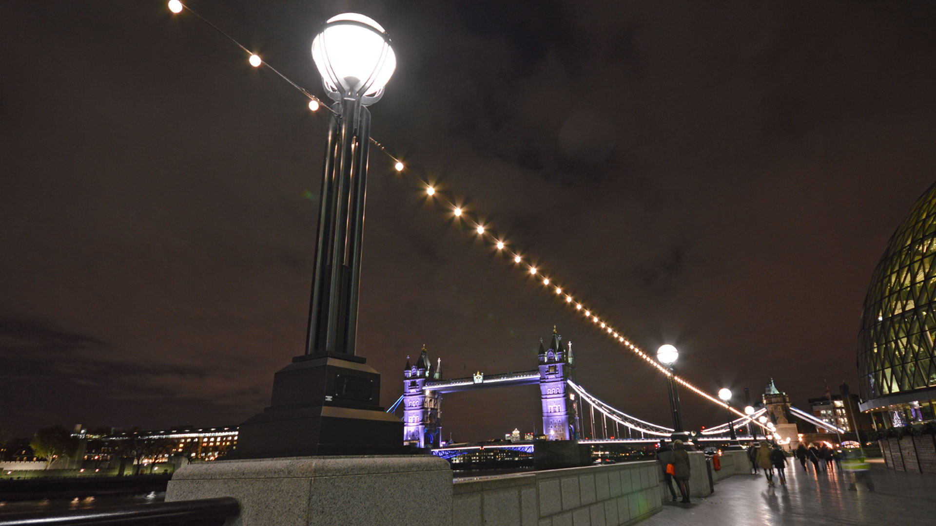 Large Globe Static catenary along the Embankment at night