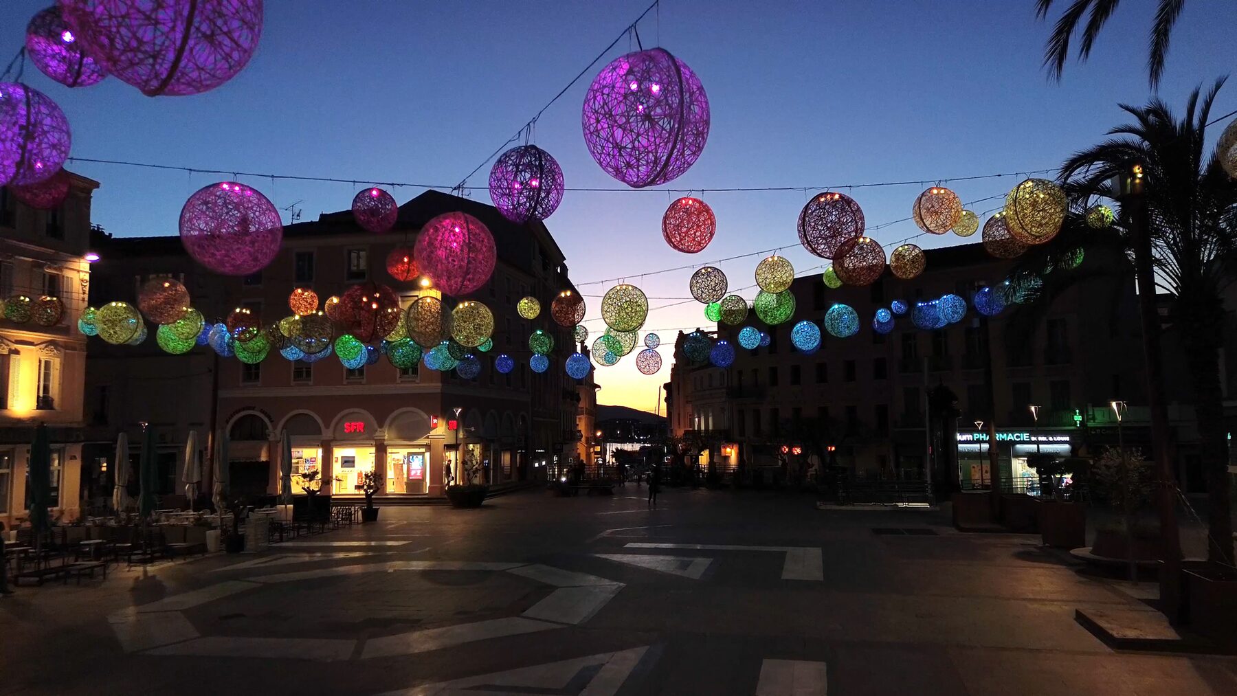 Place Coullet at sunset — 200 luminous spheres
